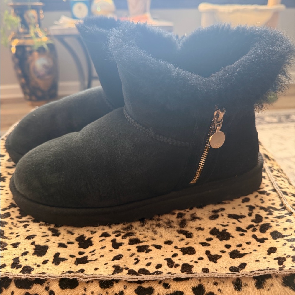 UGG Bailey Zip Mini Boot
Black (Women's)
